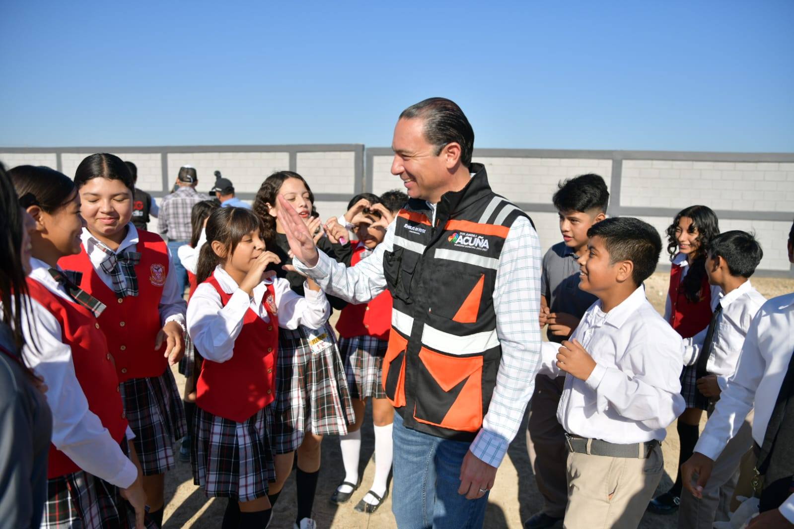 Click para regresar a la noticia MIL 300 ALUMNOS CON MAYOR SEGURIDAD: GOBIERNO MUNICIPAL ENTREGA NUEVA BARDA PERIMETRAL A SECUNDARIA 3