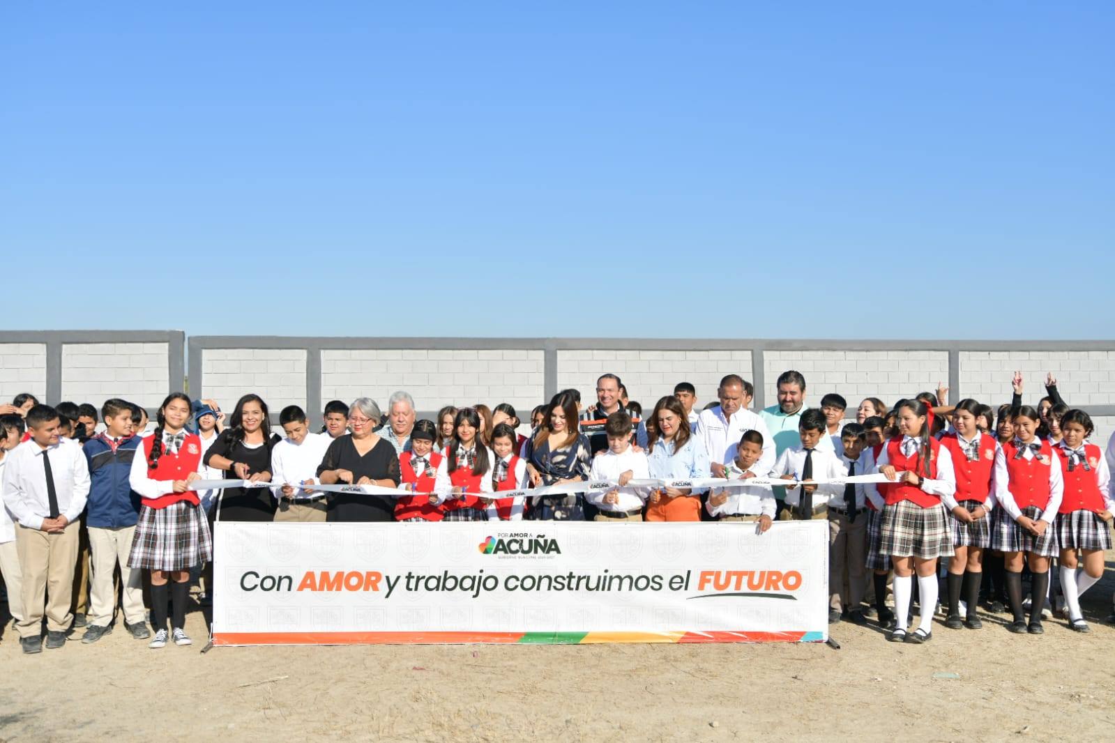 Click para regresar a la noticia MIL 300 ALUMNOS CON MAYOR SEGURIDAD: GOBIERNO MUNICIPAL ENTREGA NUEVA BARDA PERIMETRAL A SECUNDARIA 3