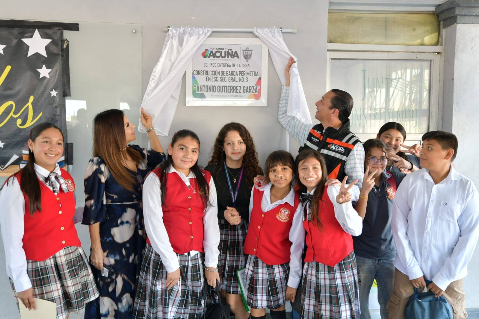 Click para regresar a la noticia MIL 300 ALUMNOS CON MAYOR SEGURIDAD: GOBIERNO MUNICIPAL ENTREGA NUEVA BARDA PERIMETRAL A SECUNDARIA 3