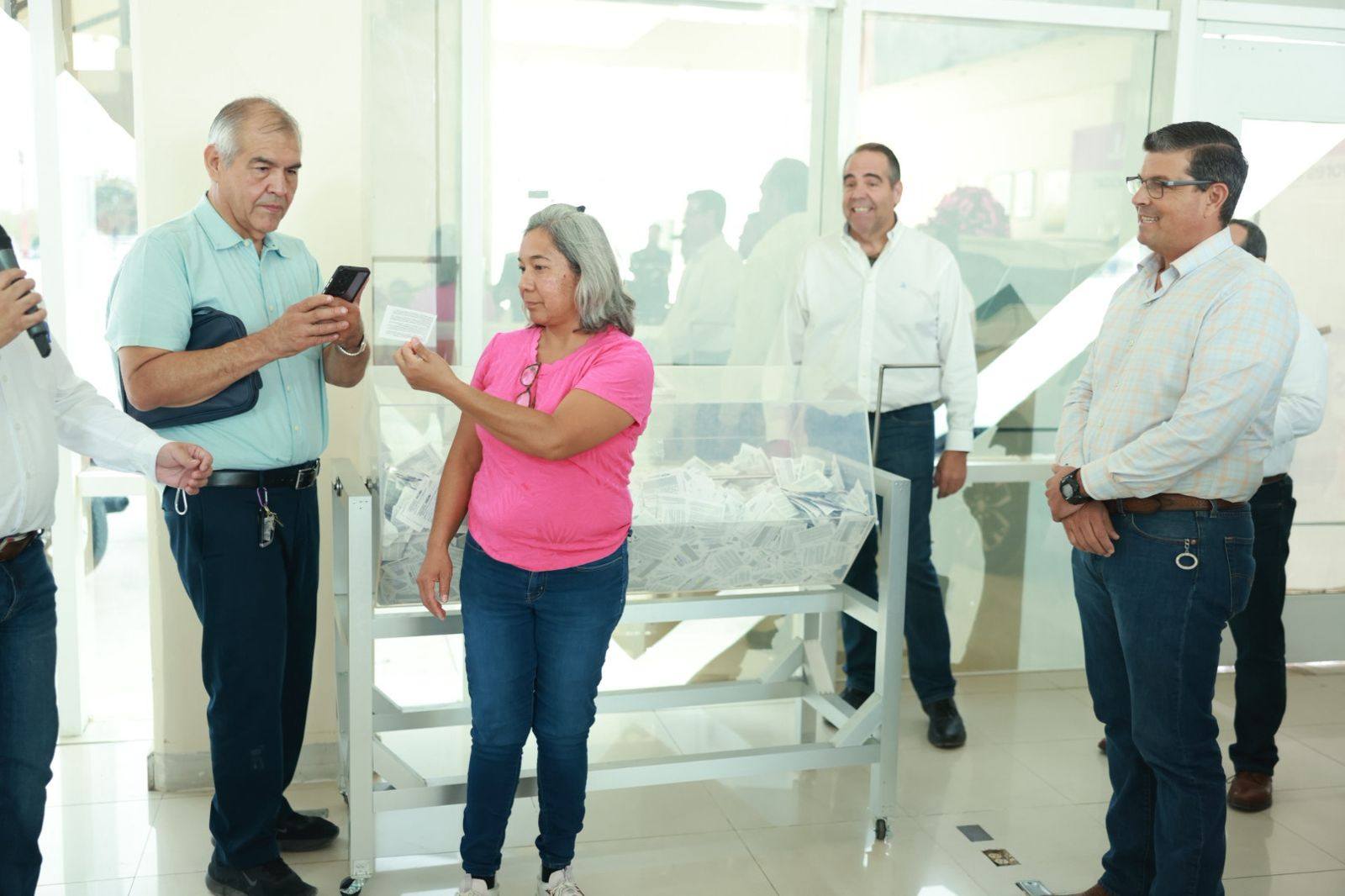 ACUÑA REALIZÓ SORTEO Y PREMIA A SUS CONTRIBUYENTES DEL PREDIAL