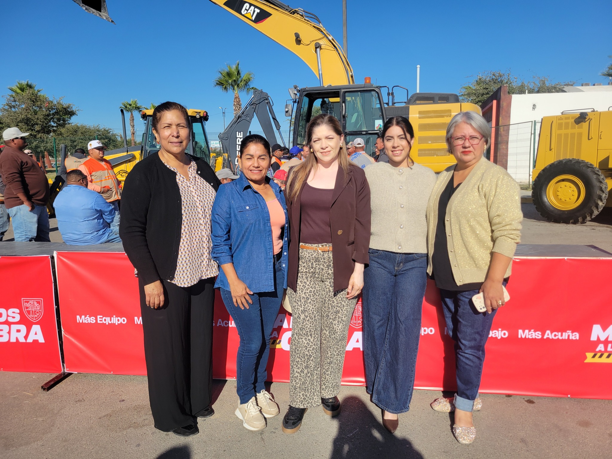 Entrega Emilio de Hoyos maquinaria y vehículos por 25 MDP