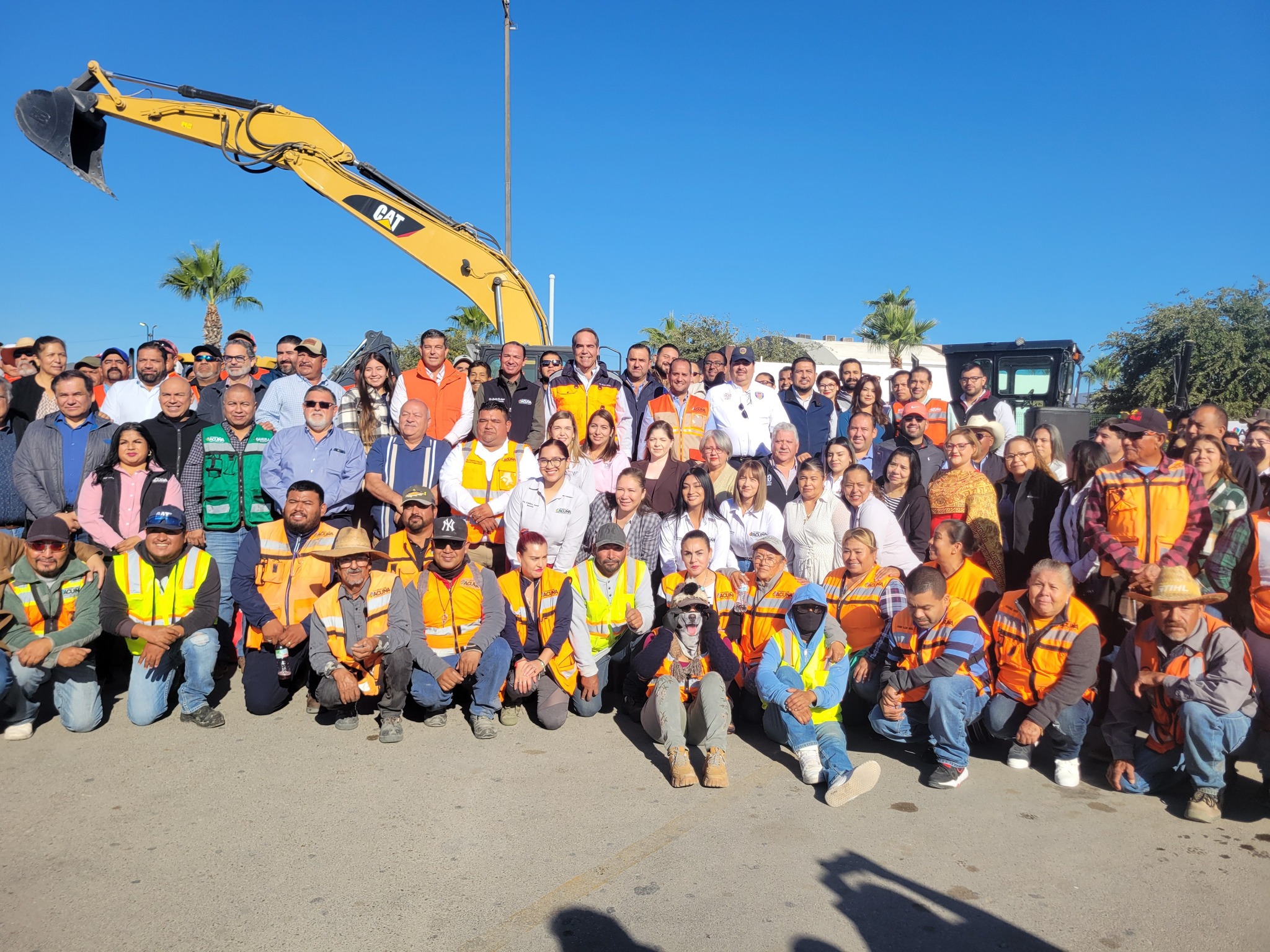 Entrega Emilio de Hoyos maquinaria y vehículos por 25 MDP