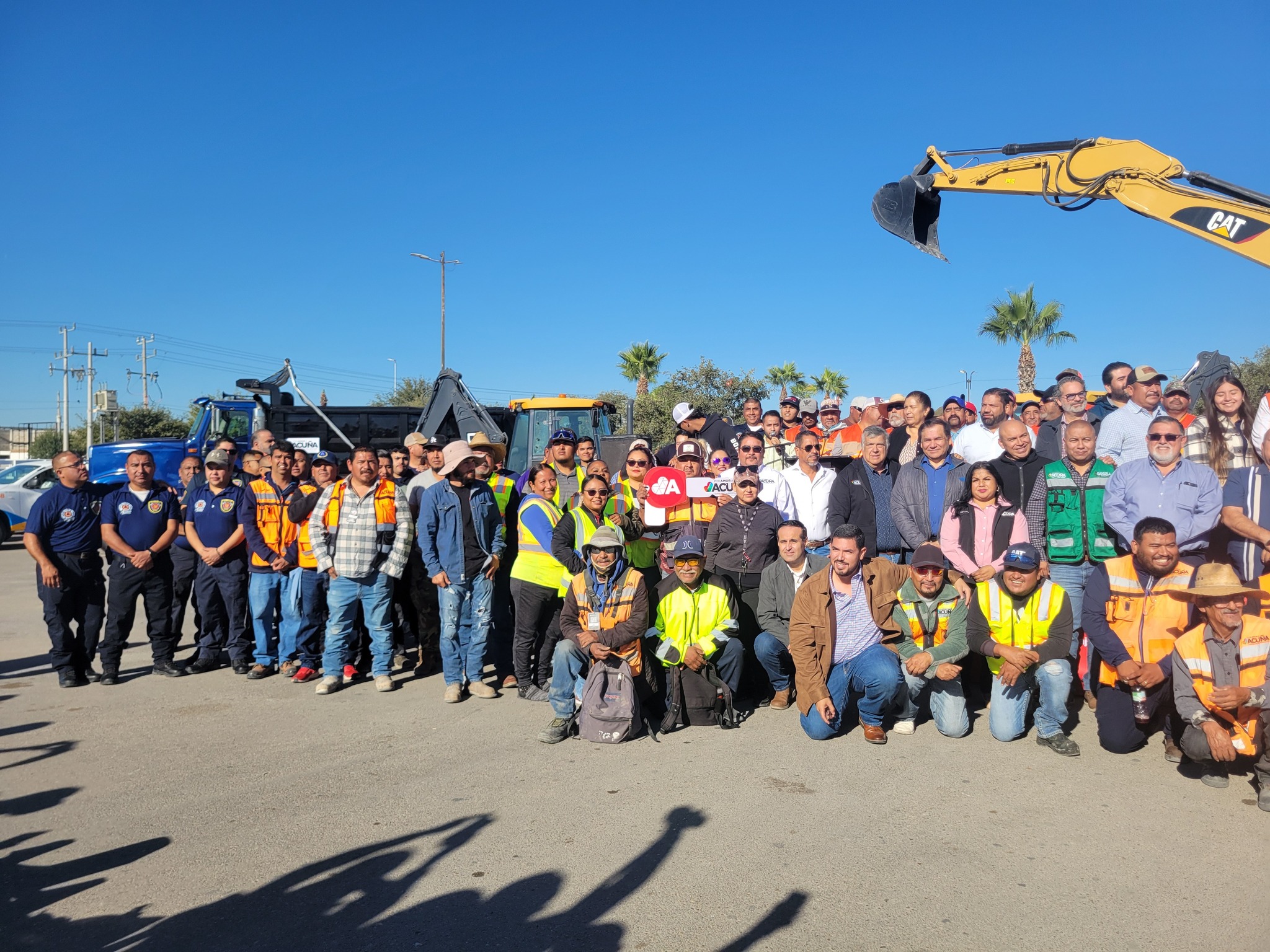 Entrega Emilio de Hoyos maquinaria y vehículos por 25 MDP