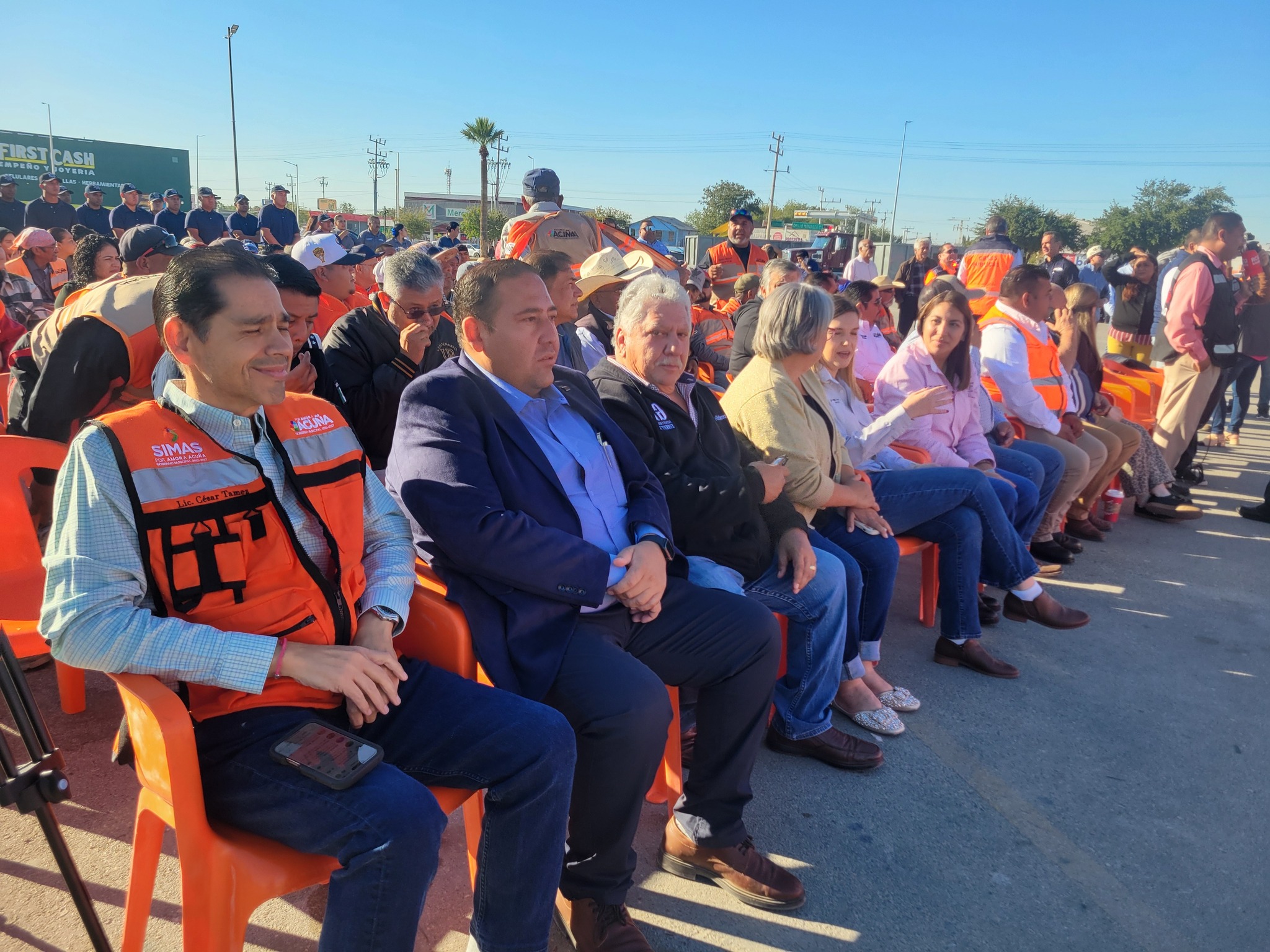 Entrega Emilio de Hoyos maquinaria y vehículos por 25 MDP