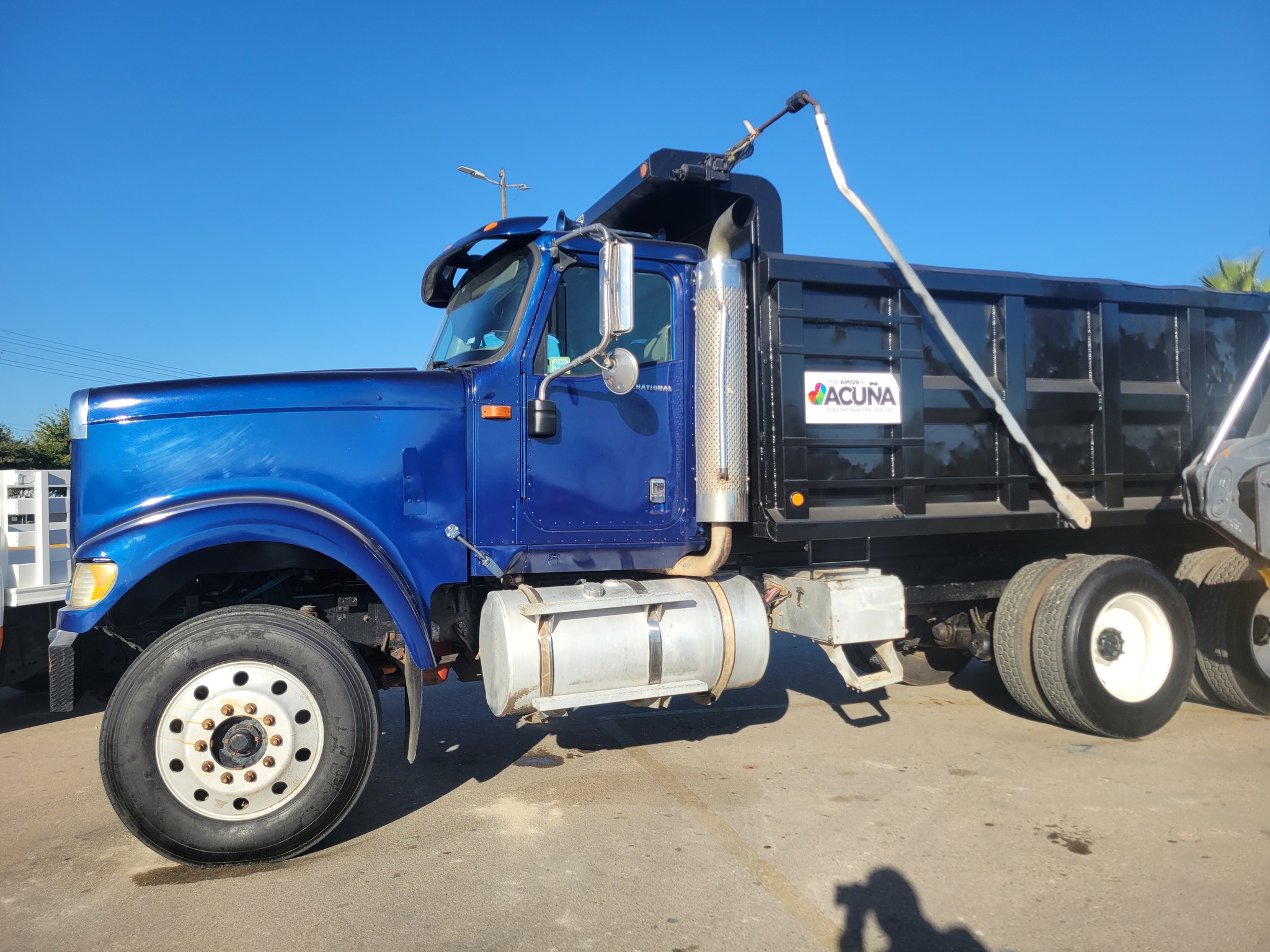 Entrega Emilio de Hoyos maquinaria y vehículos por 25 MDP