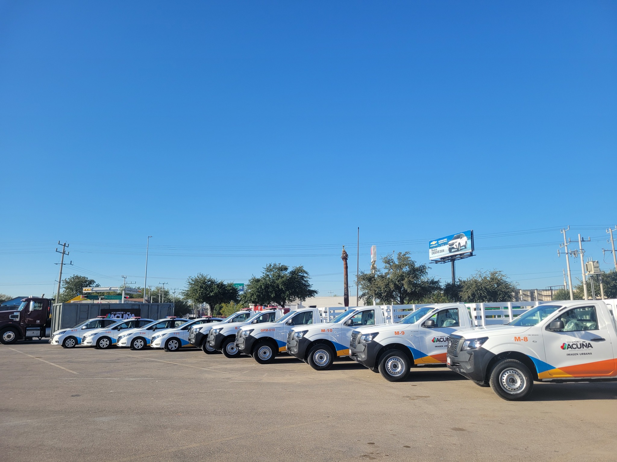 Entrega Emilio de Hoyos maquinaria y vehículos por 25 MDP