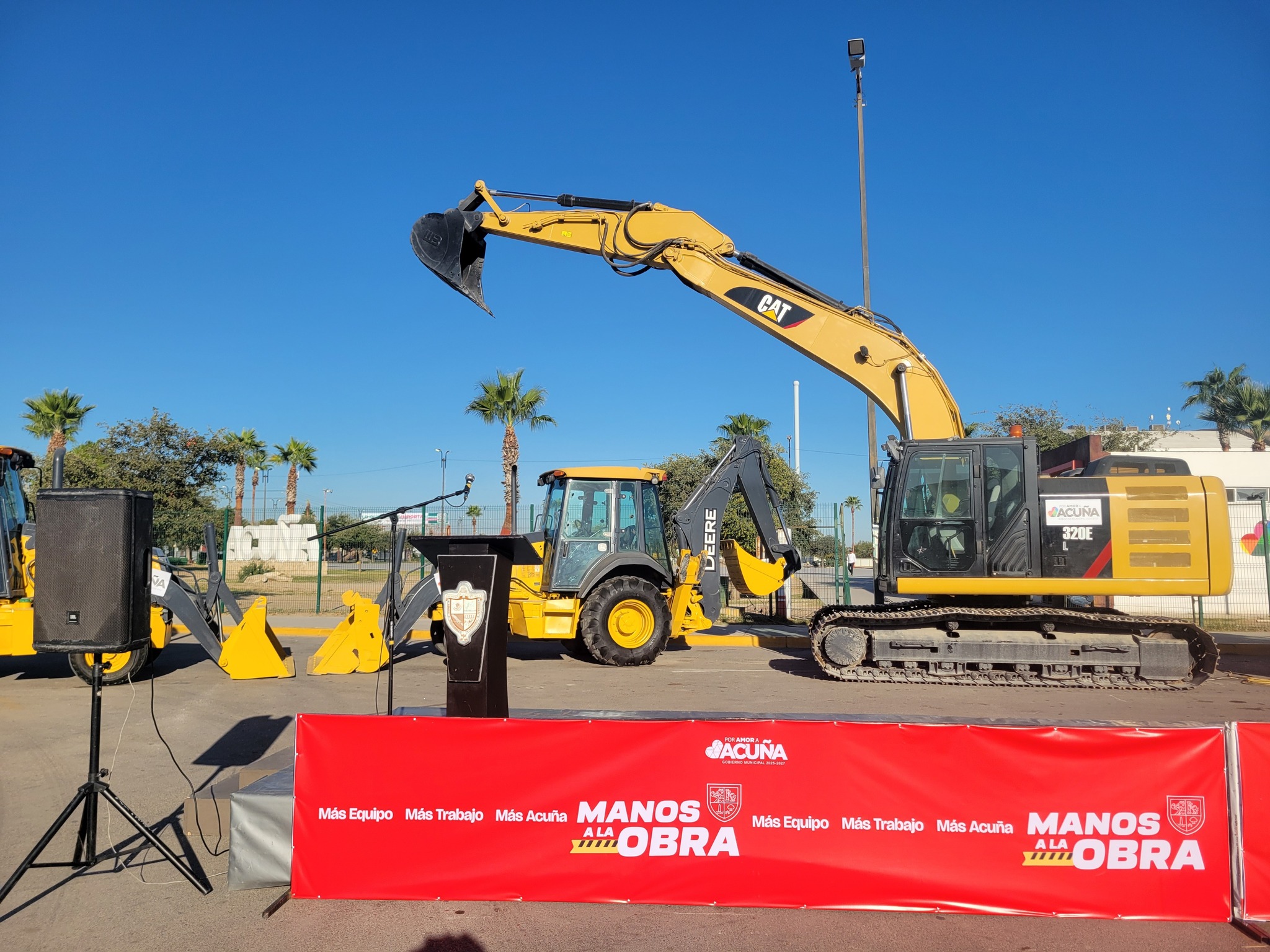 Entrega Emilio de Hoyos maquinaria y vehículos por 25 MDP