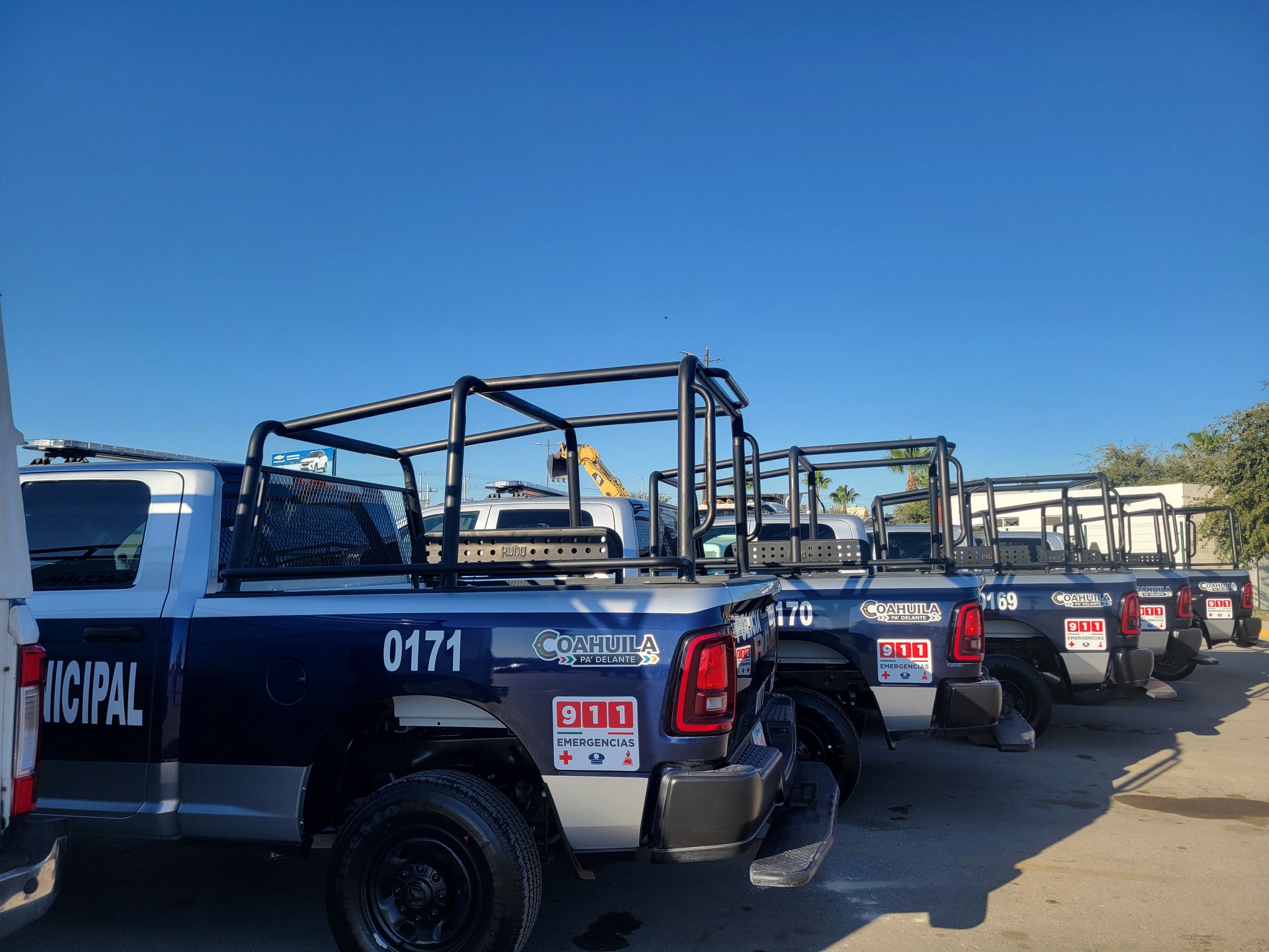 Entrega Emilio de Hoyos maquinaria y vehículos por 25 MDP