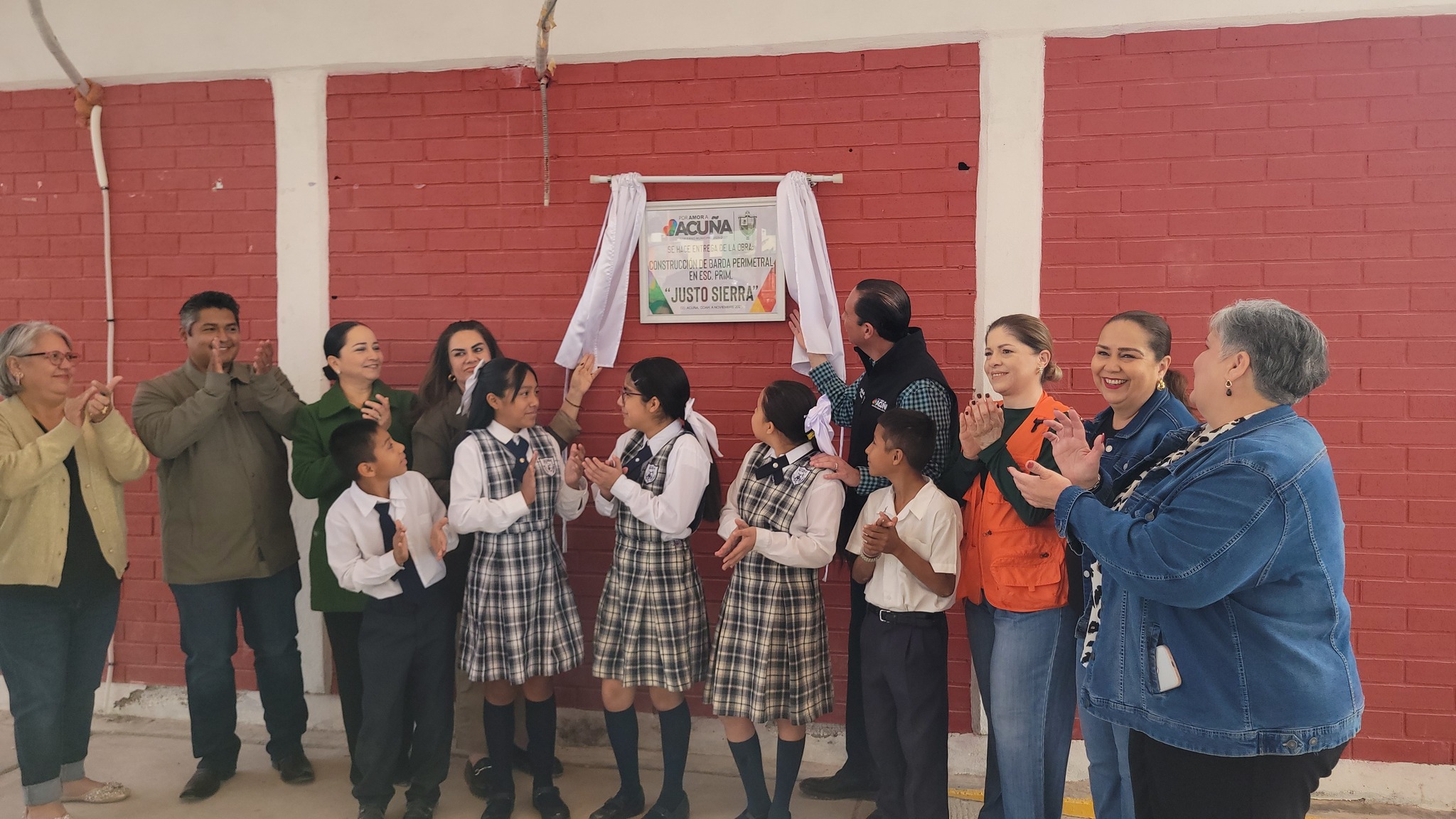 Entrega Emilio De Hoyos obra de barda perimetral en escuela primaria Justo Sierra de la colonia Noblasi