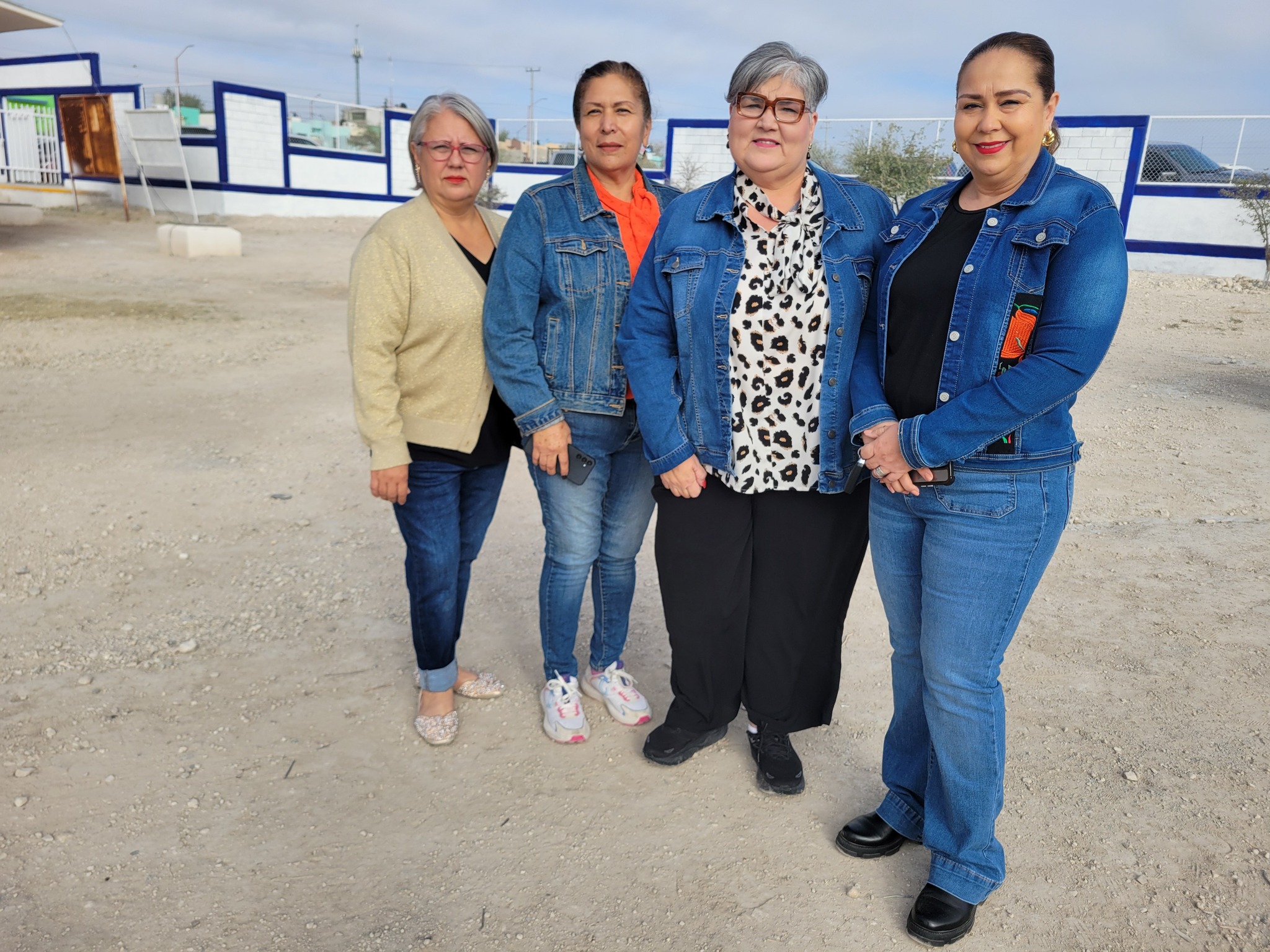 Entrega Emilio De Hoyos obra de barda perimetral en escuela primaria Justo Sierra de la colonia Noblasi