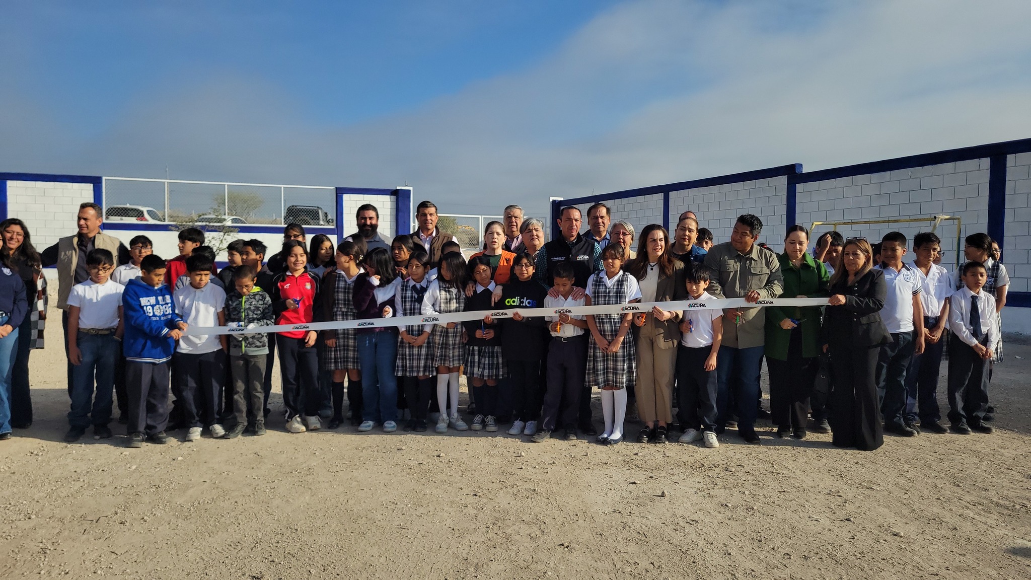 Entrega Emilio De Hoyos obra de barda perimetral en escuela primaria Justo Sierra de la colonia Noblasi