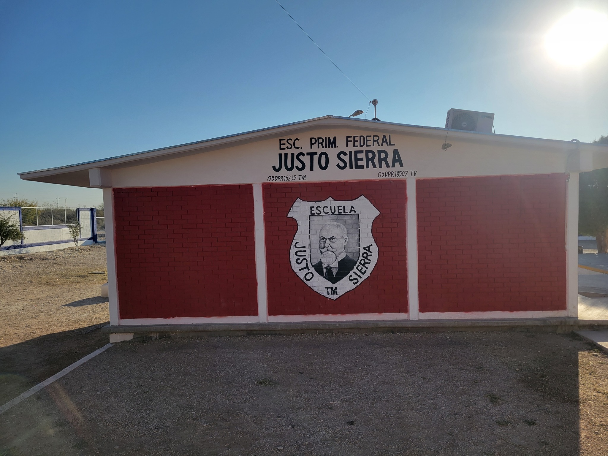 Entrega Emilio De Hoyos obra de barda perimetral en escuela primaria Justo Sierra de la colonia Noblasi