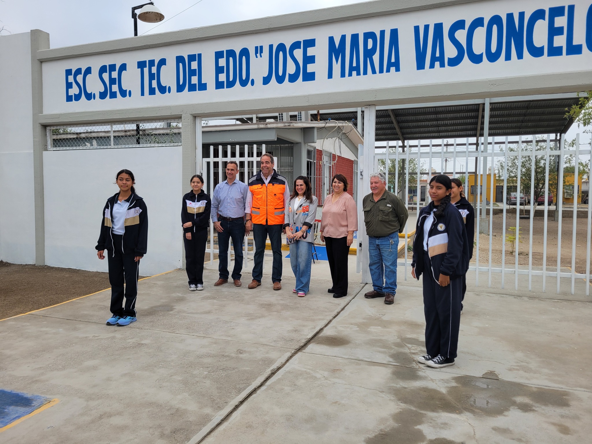 Inaugura el alcalde Emilio De Hoyos obra de barda perimetral en la escuela Secundaria "José María Vasconcelos Calderón"