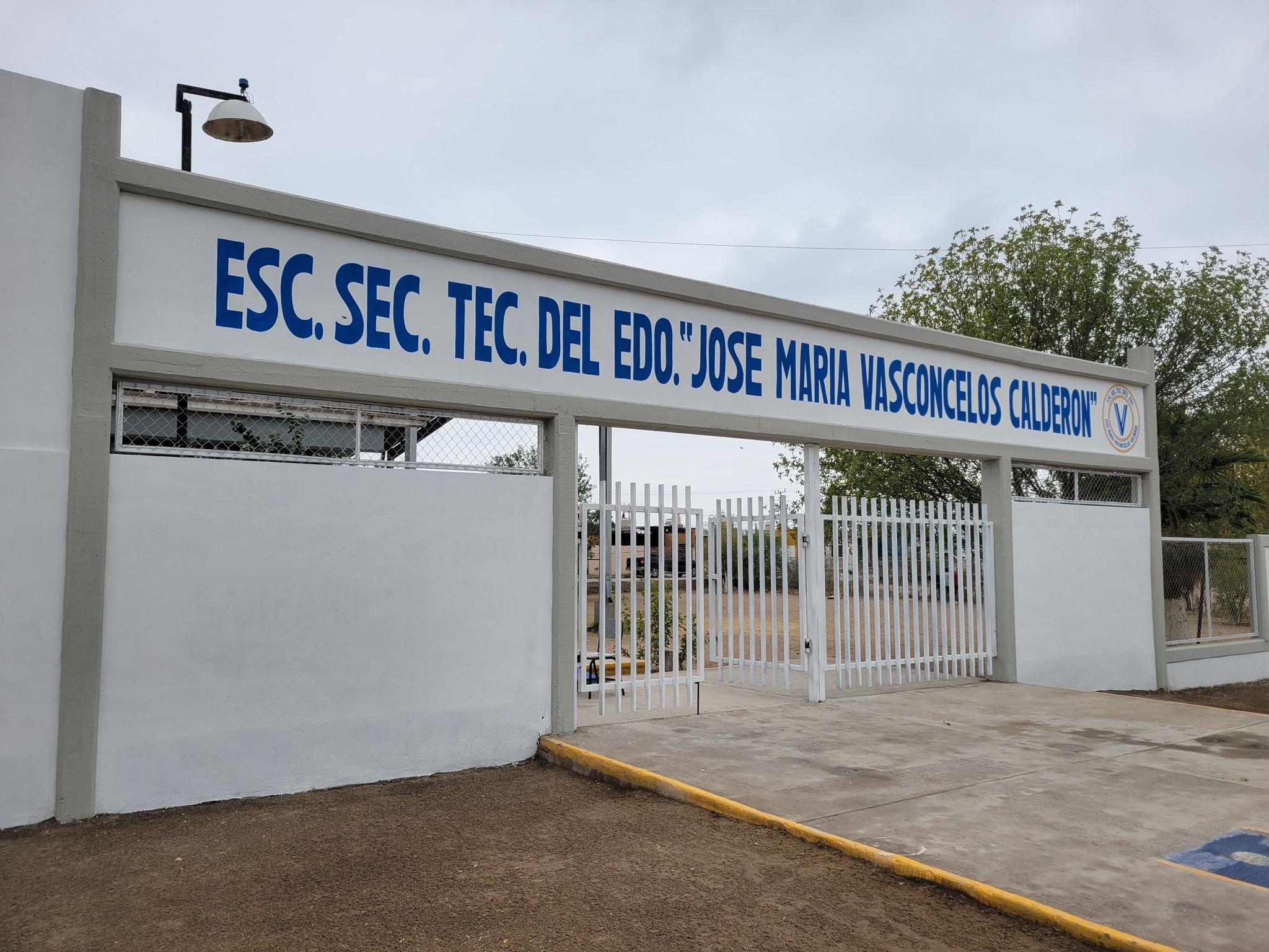 Inaugura el alcalde Emilio De Hoyos obra de barda perimetral en la escuela Secundaria "José María Vasconcelos Calderón"