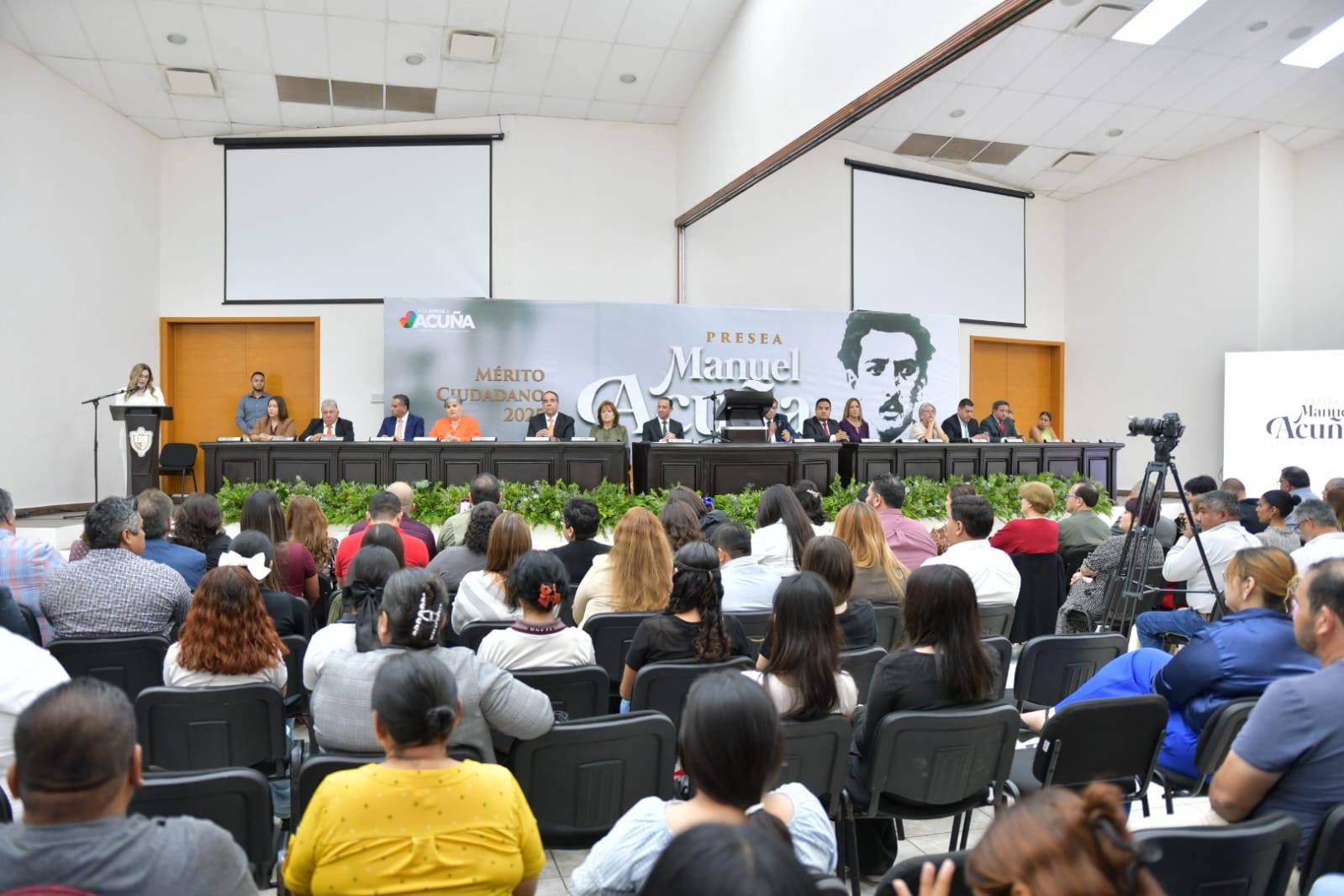 RECONOCEN A LA MAESTRA LETICIA AVENDAÑO CON LA PRESEA “MANUEL ACUÑA” 2025