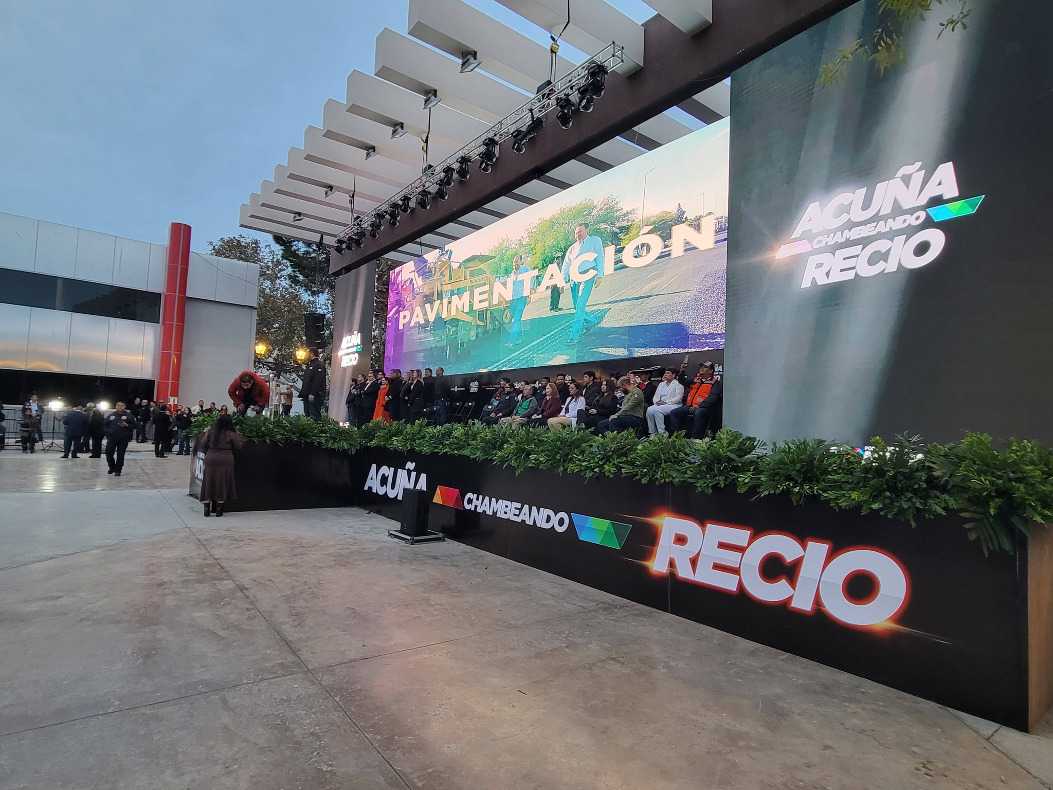 Acompañado del gobernador Manolo Jiménez Salinas el alcalde Emilio De Hoyos rinde informe de gobierno