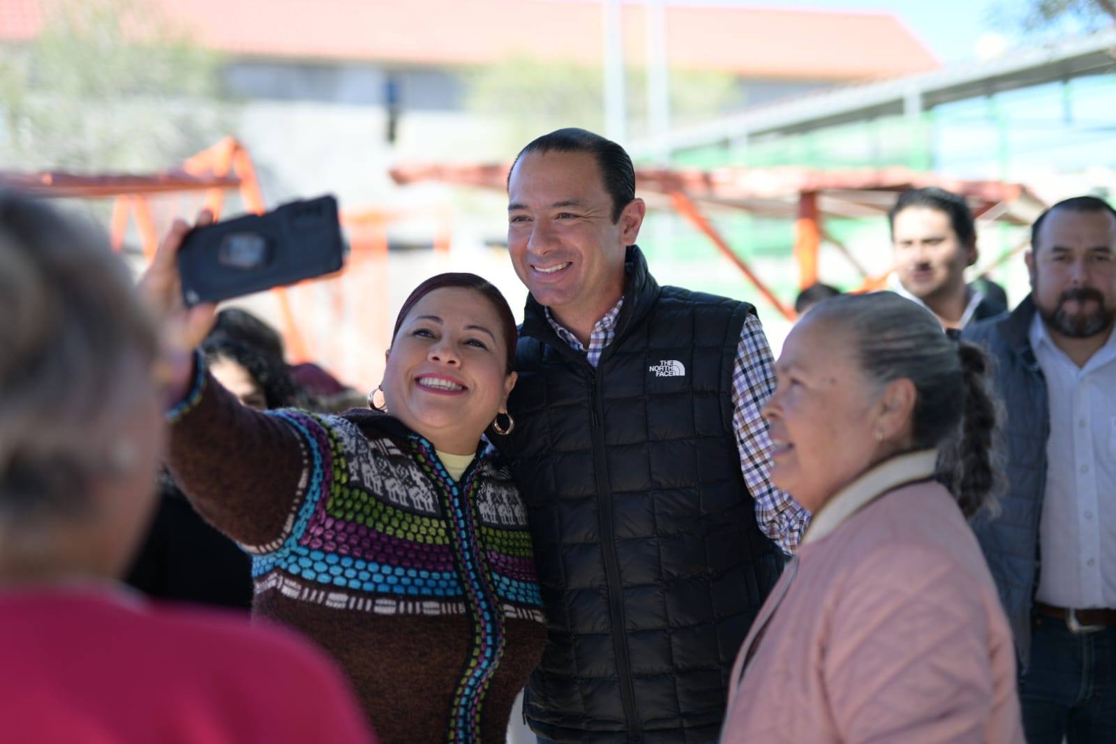 ALCALDE EMILIO DE HOYOS ENTREGA PLAZA RENOVADA EN LA COLONIA AEROPUERTO