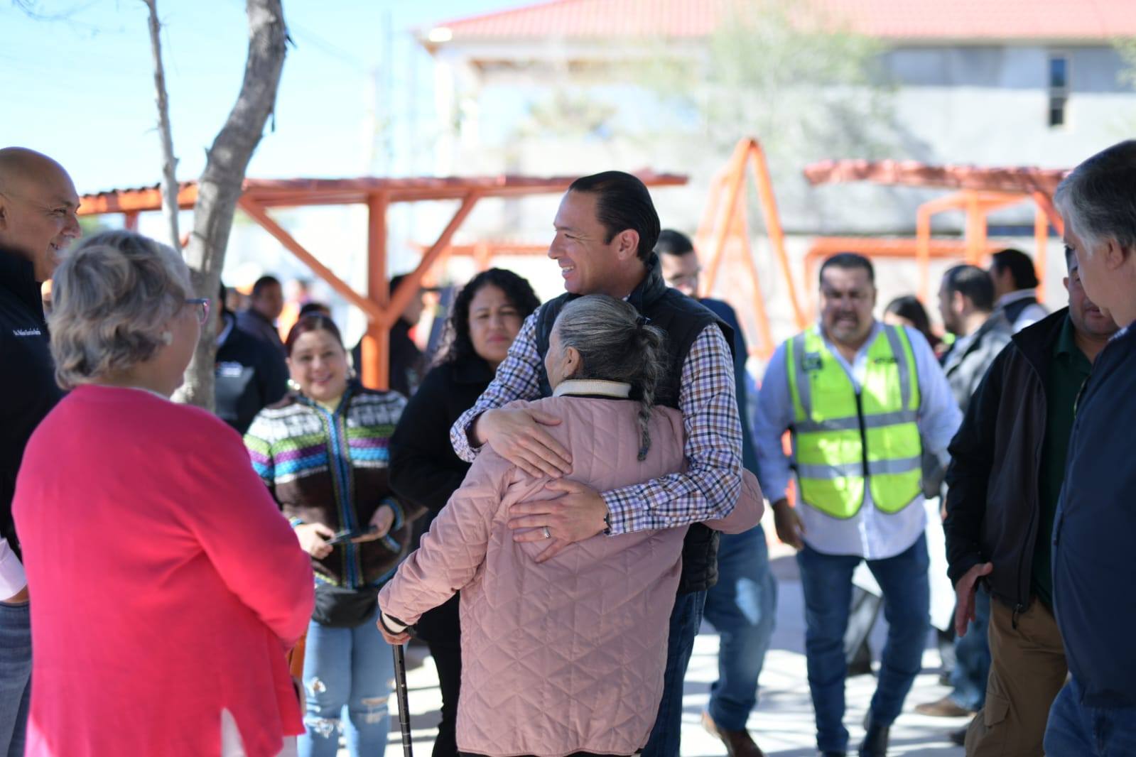 ALCALDE EMILIO DE HOYOS ENTREGA PLAZA RENOVADA EN LA COLONIA AEROPUERTO
