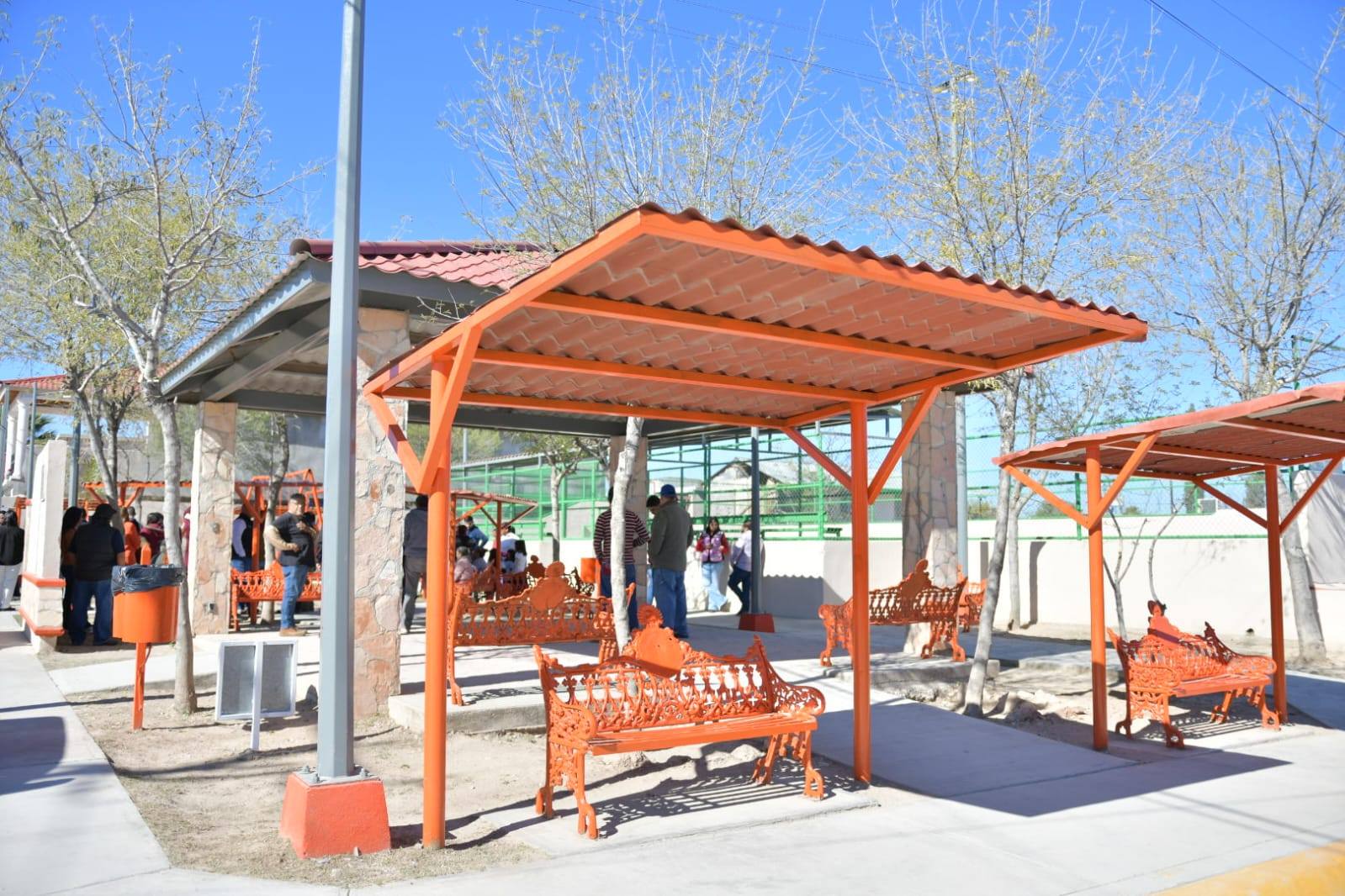 ALCALDE EMILIO DE HOYOS ENTREGA PLAZA RENOVADA EN LA COLONIA AEROPUERTO