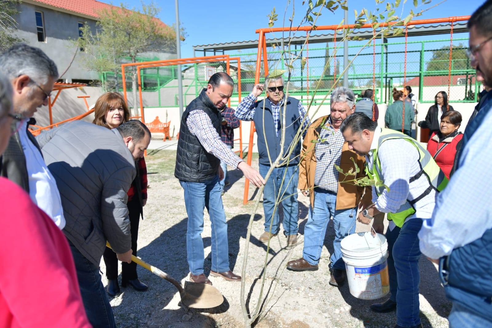 ALCALDE EMILIO DE HOYOS ENTREGA PLAZA RENOVADA EN LA COLONIA AEROPUERTO