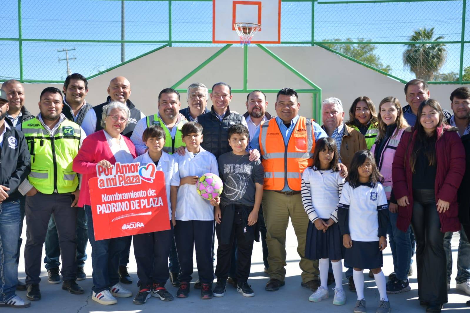 ALCALDE EMILIO DE HOYOS ENTREGA PLAZA RENOVADA EN LA COLONIA AEROPUERTO