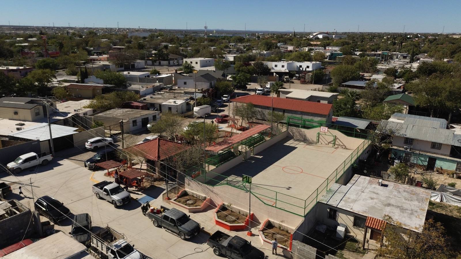 ALCALDE EMILIO DE HOYOS ENTREGA PLAZA RENOVADA EN LA COLONIA AEROPUERTO