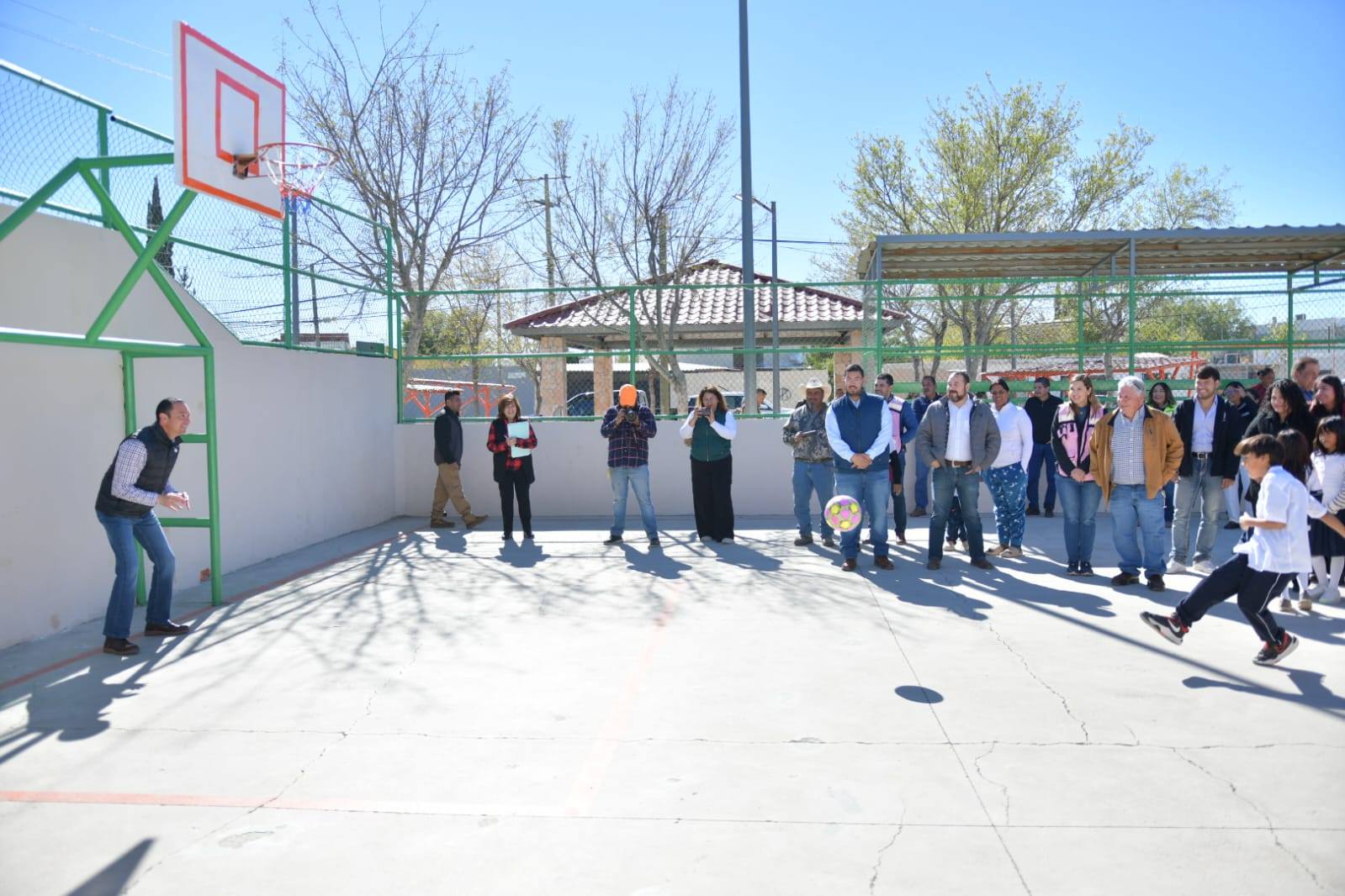 ALCALDE EMILIO DE HOYOS ENTREGA PLAZA RENOVADA EN LA COLONIA AEROPUERTO