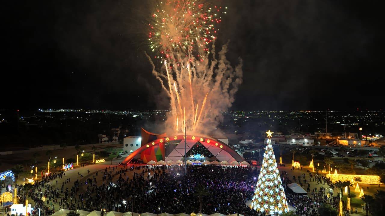 CON EL ENCENDIDO DEL PINO NAVIDEÑO Y ESPECTÁCULO DE LUZ Y MAGIA 2025 DAN LA BIENVENIDA A LAS FIESTAS DECEMBRINAS