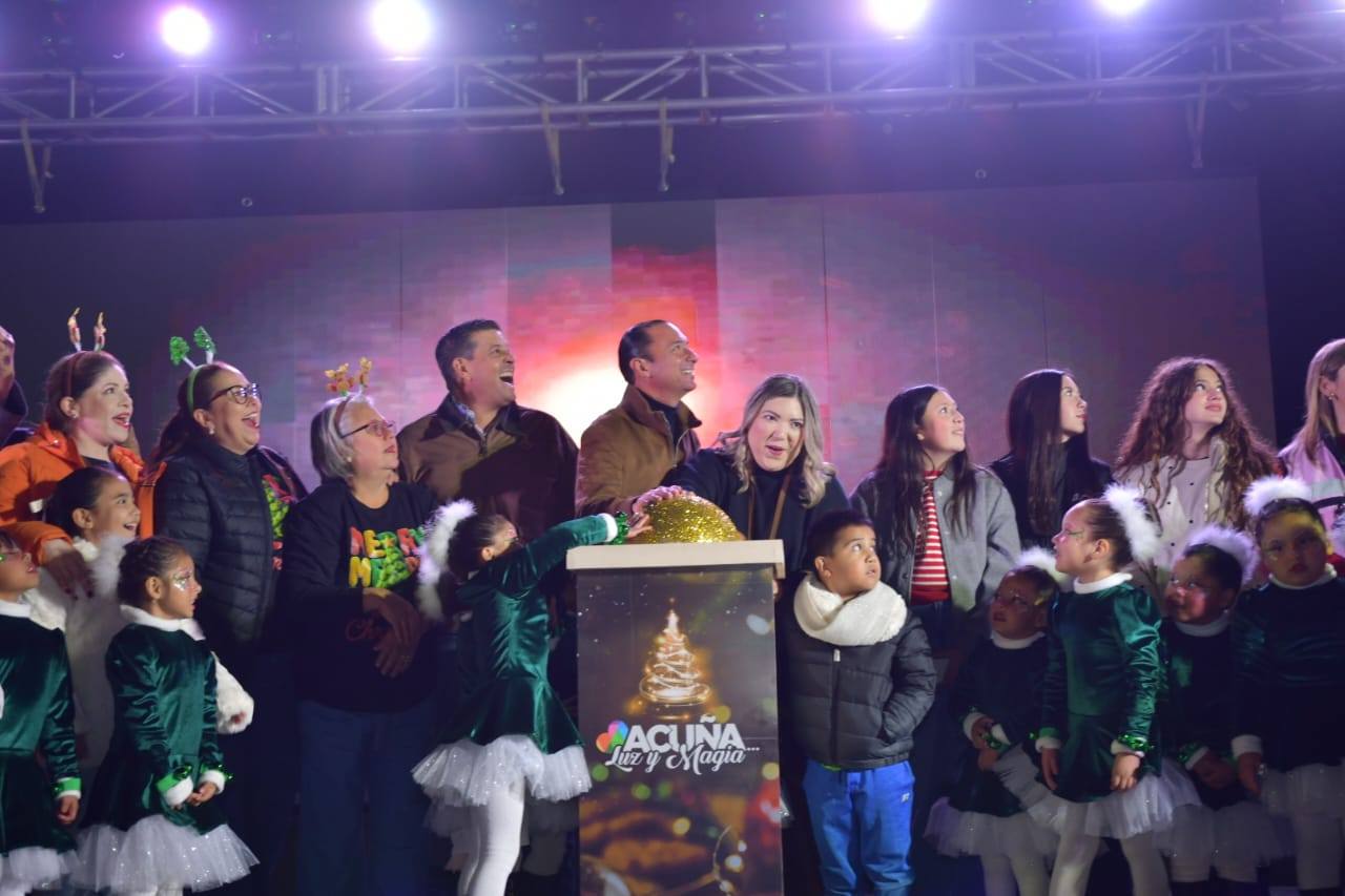 CON EL ENCENDIDO DEL PINO NAVIDEÑO Y ESPECTÁCULO DE LUZ Y MAGIA 2025 DAN LA BIENVENIDA A LAS FIESTAS DECEMBRINAS