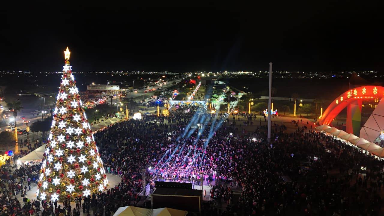 CON EL ENCENDIDO DEL PINO NAVIDEÑO Y ESPECTÁCULO DE LUZ Y MAGIA 2025 DAN LA BIENVENIDA A LAS FIESTAS DECEMBRINAS