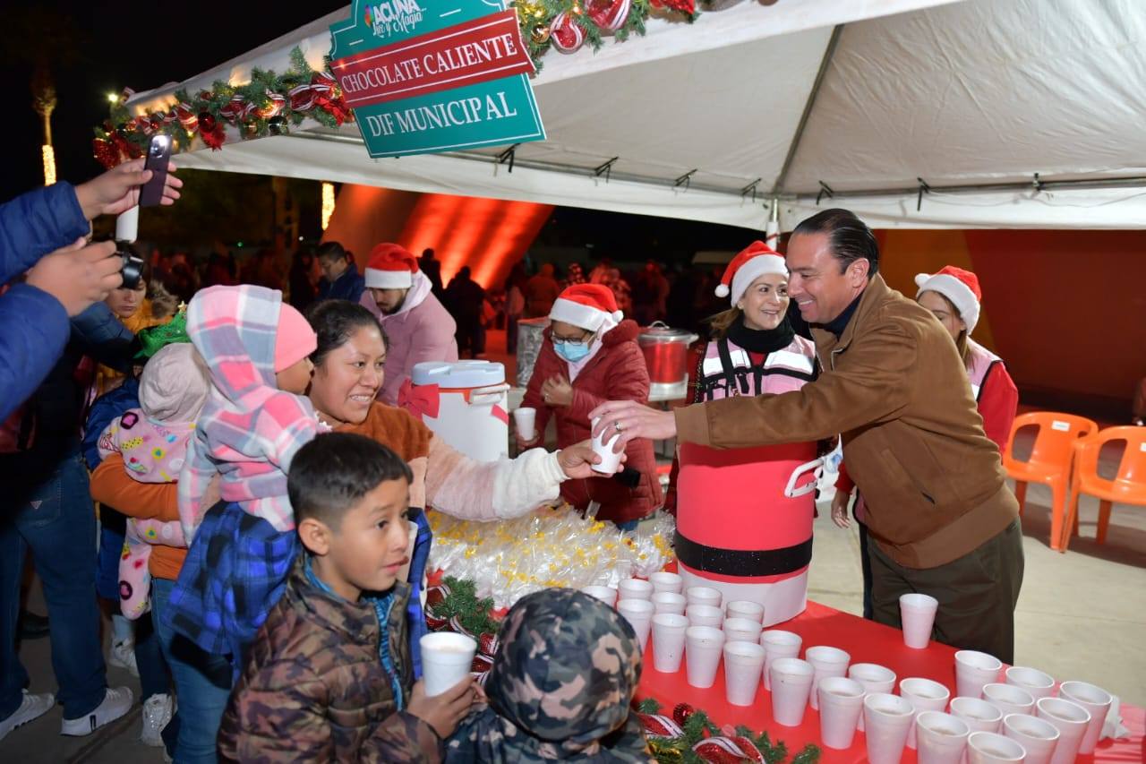 CON EL ENCENDIDO DEL PINO NAVIDEÑO Y ESPECTÁCULO DE LUZ Y MAGIA 2025 DAN LA BIENVENIDA A LAS FIESTAS DECEMBRINAS