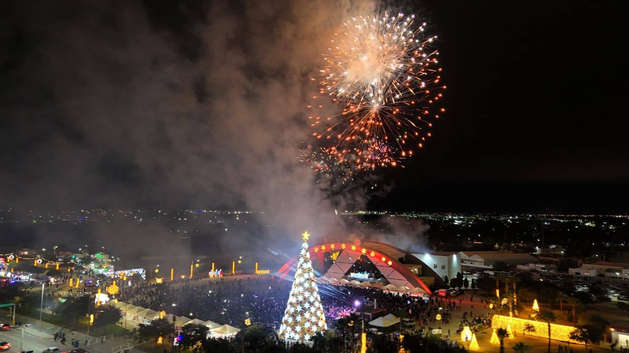 CON EL ENCENDIDO DEL PINO NAVIDEÑO Y ESPECTÁCULO DE LUZ Y MAGIA 2025 DAN LA BIENVENIDA A LAS FIESTAS DECEMBRINAS