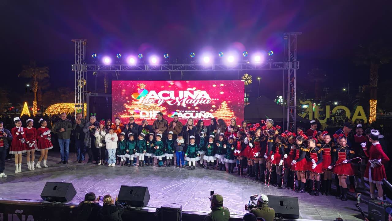 CON EL ENCENDIDO DEL PINO NAVIDEÑO Y ESPECTÁCULO DE LUZ Y MAGIA 2025 DAN LA BIENVENIDA A LAS FIESTAS DECEMBRINAS