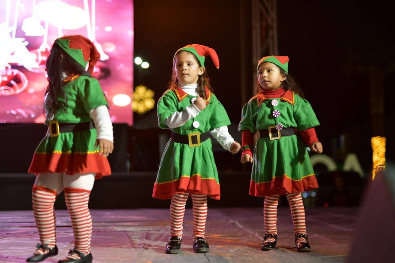 CON EL ENCENDIDO DEL PINO NAVIDEÑO Y ESPECTÁCULO DE LUZ Y MAGIA 2025 DAN LA BIENVENIDA A LAS FIESTAS DECEMBRINAS