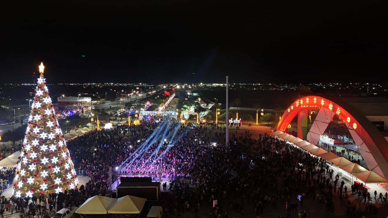 CON EL ENCENDIDO DEL PINO NAVIDEÑO Y ESPECTÁCULO DE LUZ Y MAGIA 2025 DAN LA BIENVENIDA A LAS FIESTAS DECEMBRINAS
