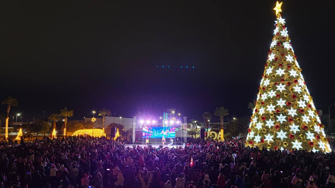 CON EL ENCENDIDO DEL PINO NAVIDEÑO Y ESPECTÁCULO DE LUZ Y MAGIA 2025 DAN LA BIENVENIDA A LAS FIESTAS DECEMBRINAS