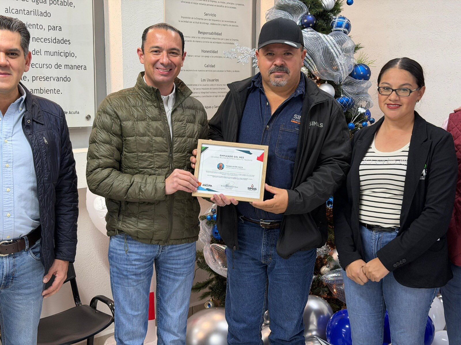EMILIO DE HOYOS ENTREGA NUEVO EQUIPO PARA FORTALECER EL SISTEMA DE AGUA