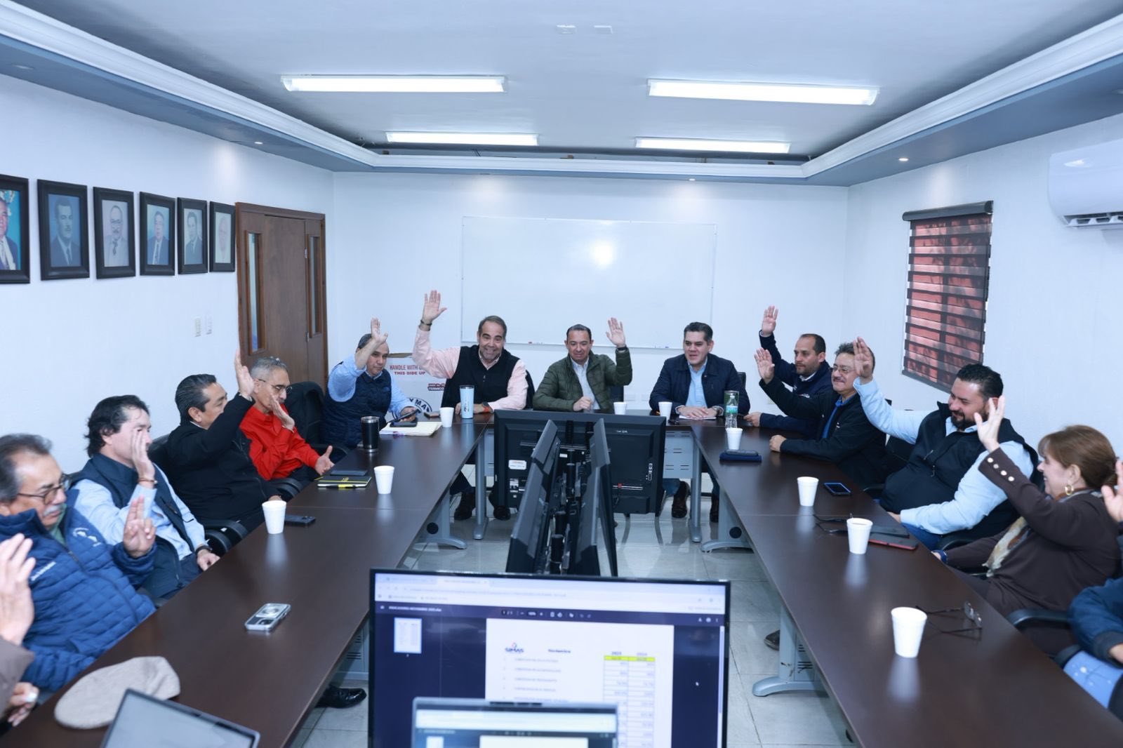 EMILIO DE HOYOS ENTREGA NUEVO EQUIPO PARA FORTALECER EL SISTEMA DE AGUA