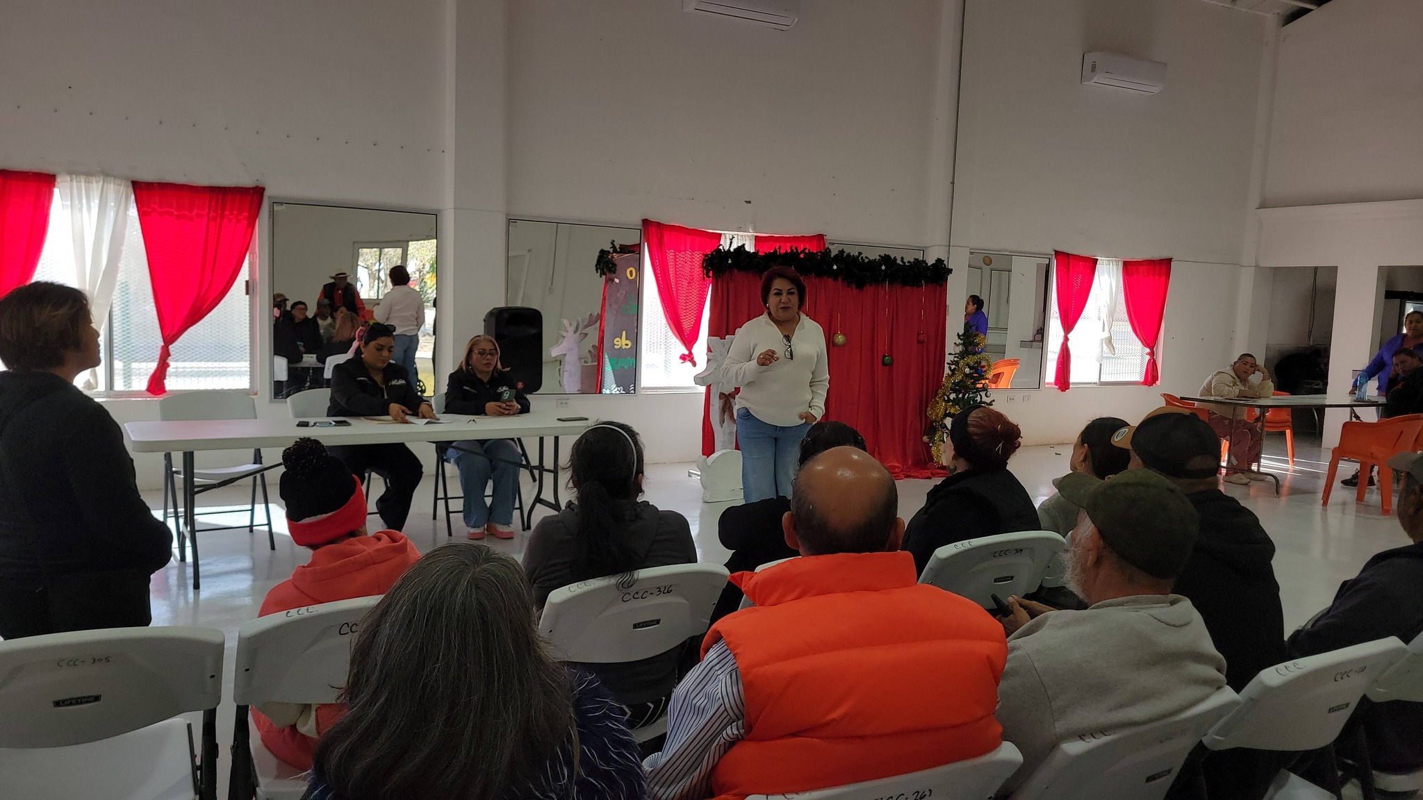 Entregan despensas a adultos mayores y personas con discapacidad