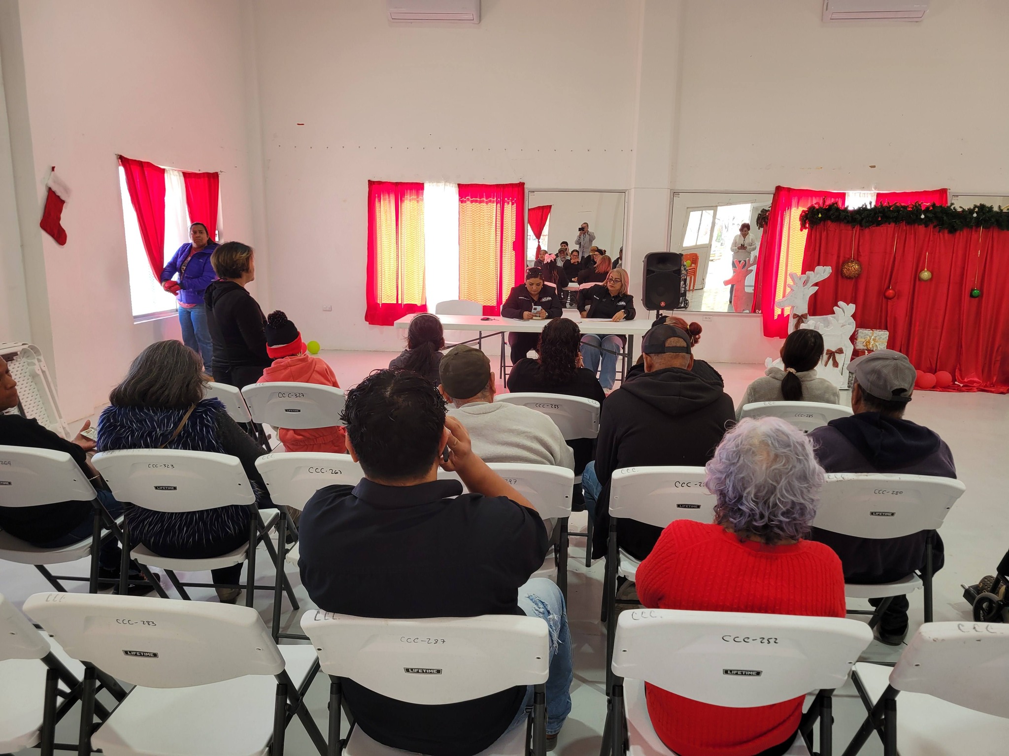 Entregan despensas a adultos mayores y personas con discapacidad