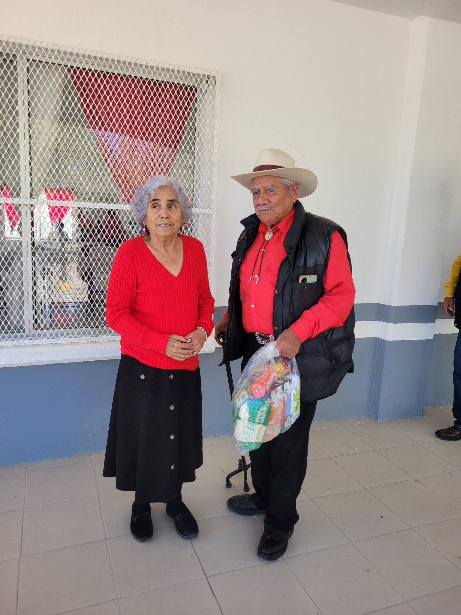 Entregan despensas a adultos mayores y personas con discapacidad