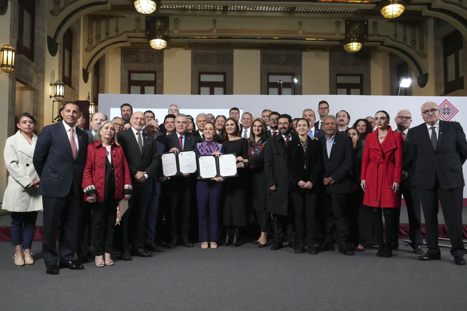 Presidenta Sheinbaum anuncia incremento de 13% a salario mínimo para 2026