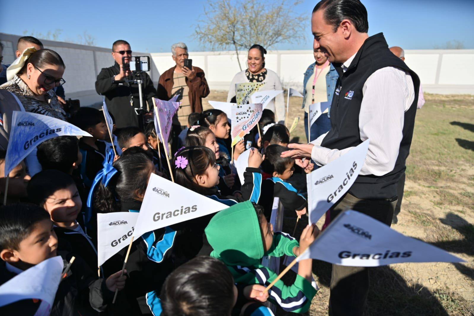 Más Obras en Escuelas: Entrega Alcalde Emilio De Hoyos Barda Perimetral en el Jardín de Niños Luis Donaldo Colosio