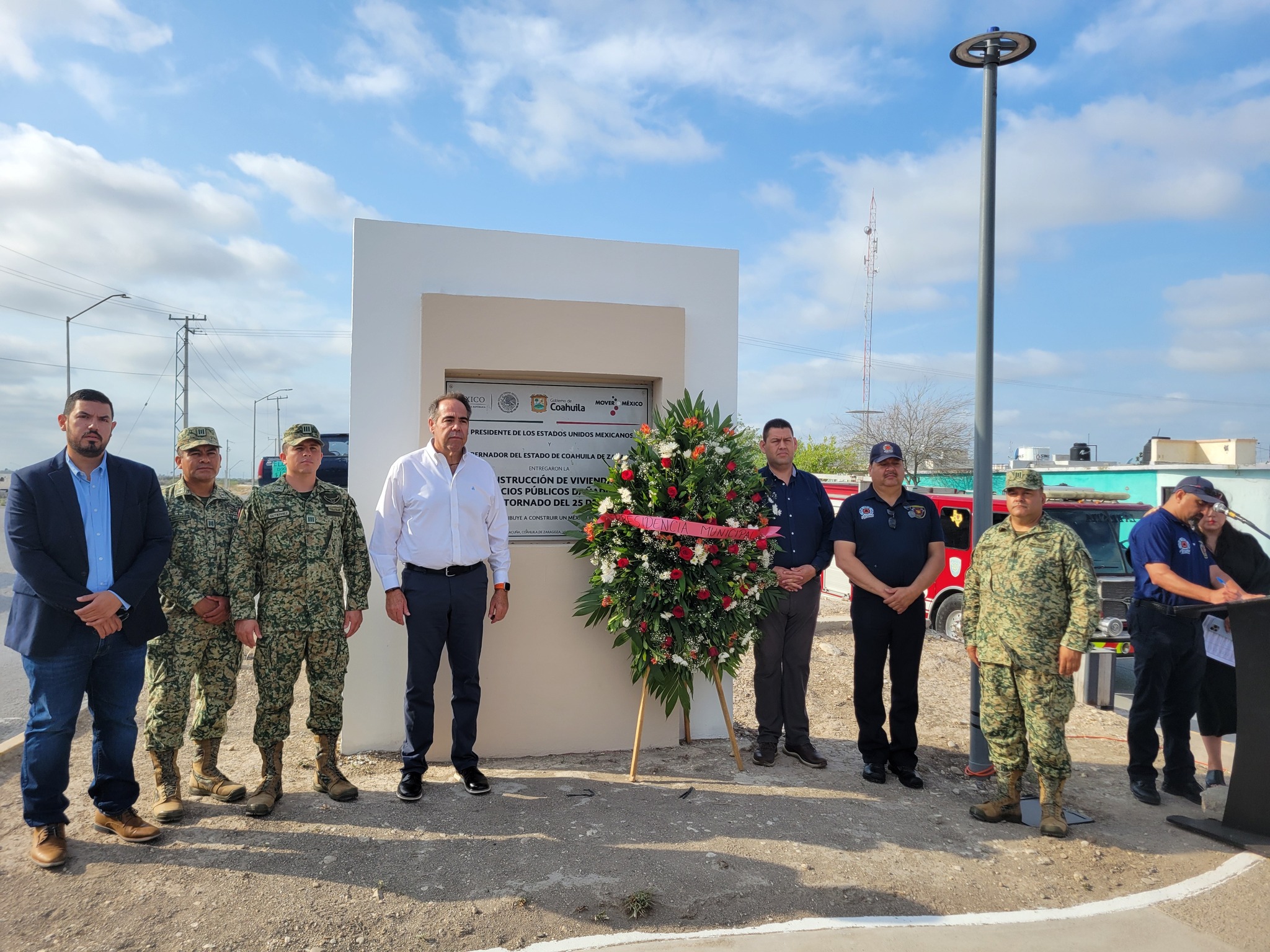 Colocan ofrenda floral en memorial del tornado del 25 de mayo del 2015