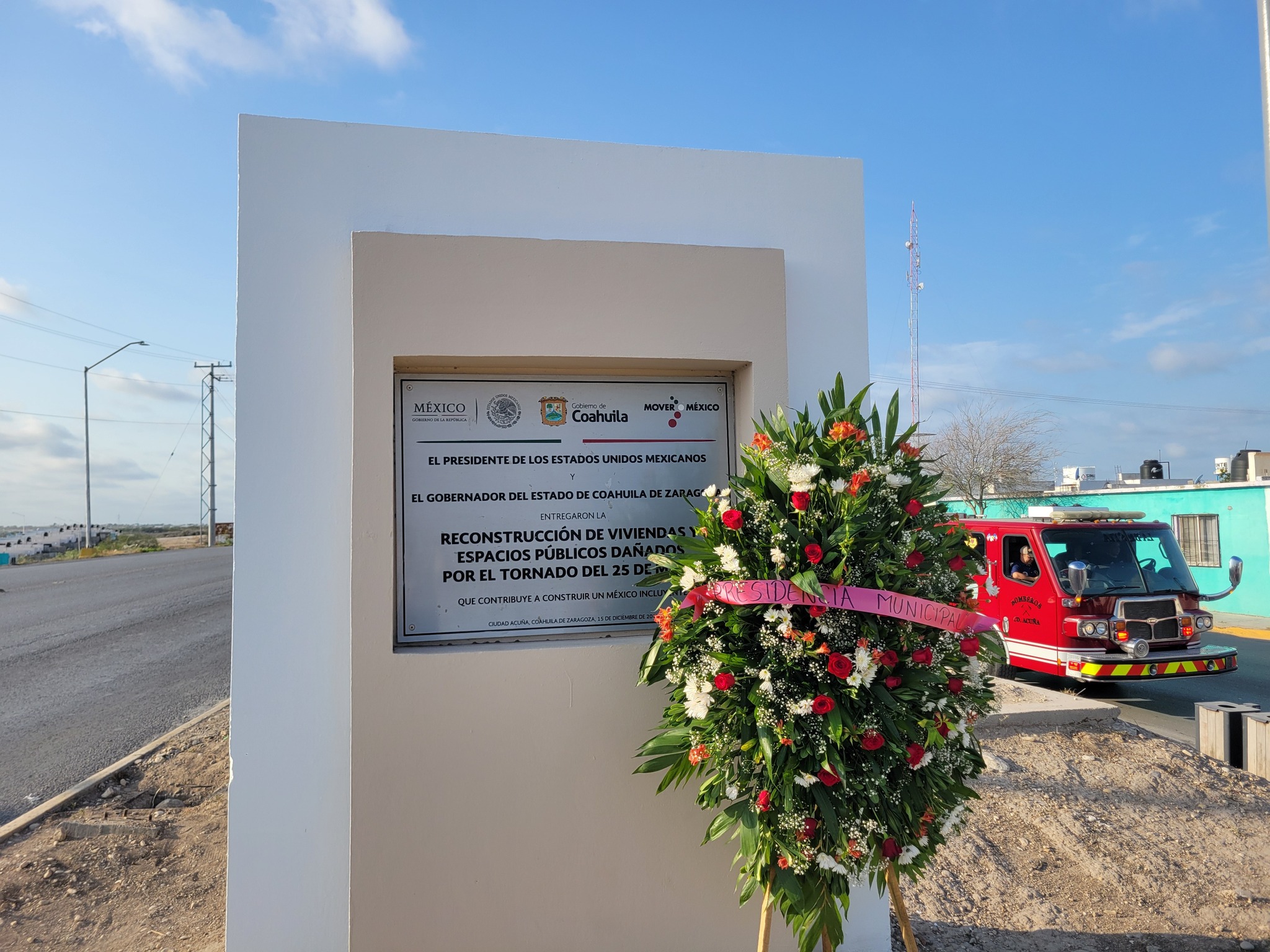 Colocan ofrenda floral en memorial del tornado del 25 de mayo del 2015