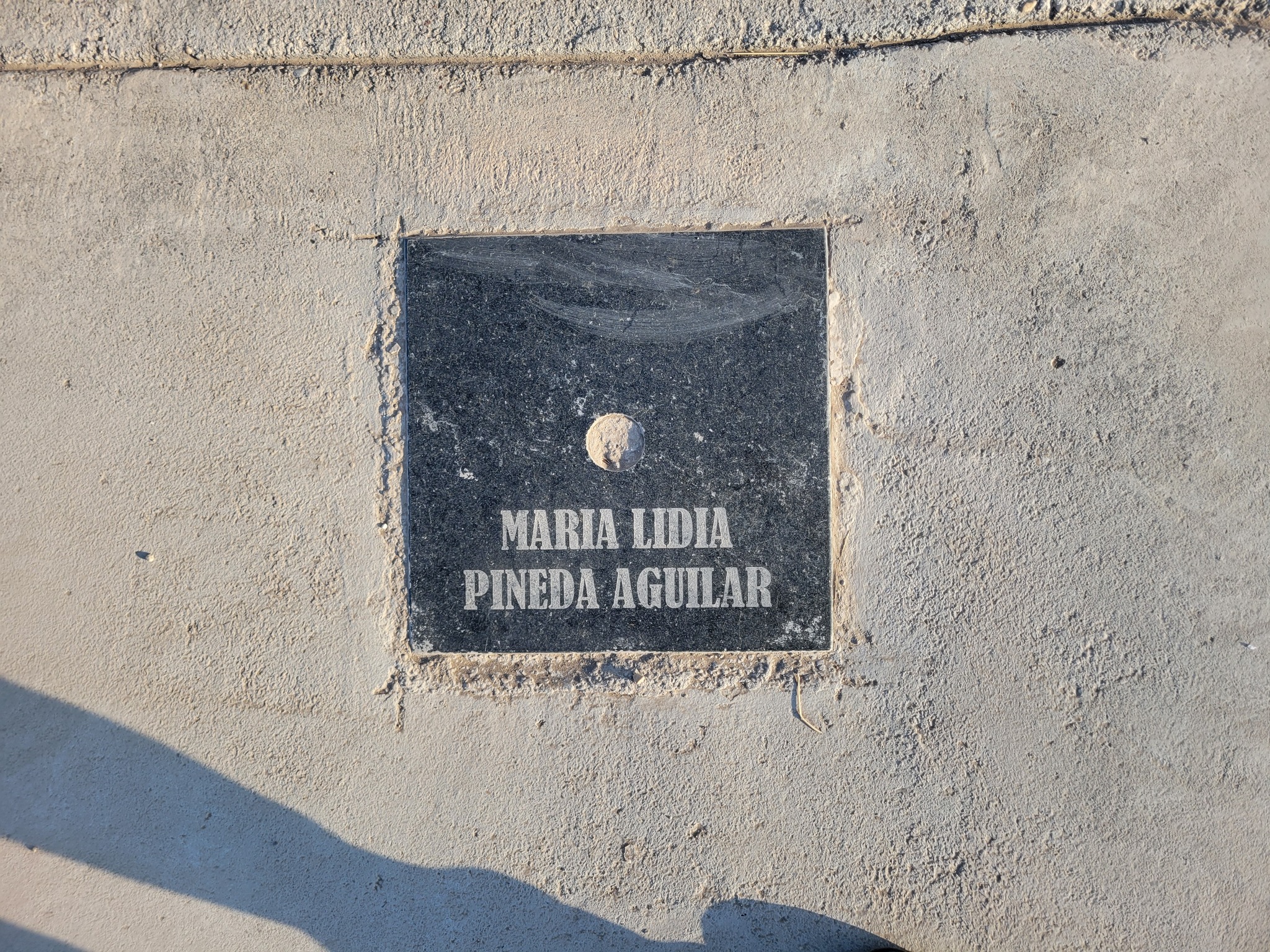 Colocan ofrenda floral en memorial del tornado del 25 de mayo del 2015