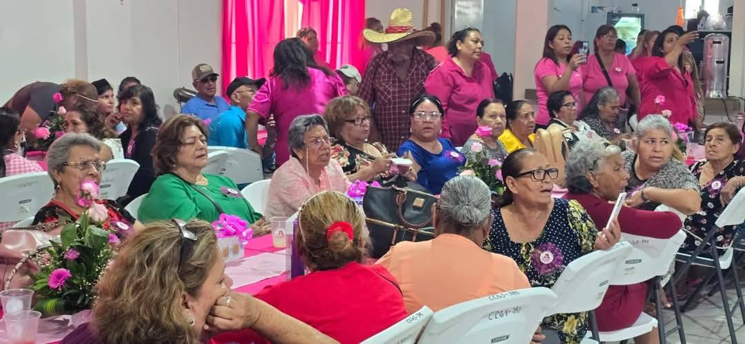 Festejan a las mamás en Centro Comunitario