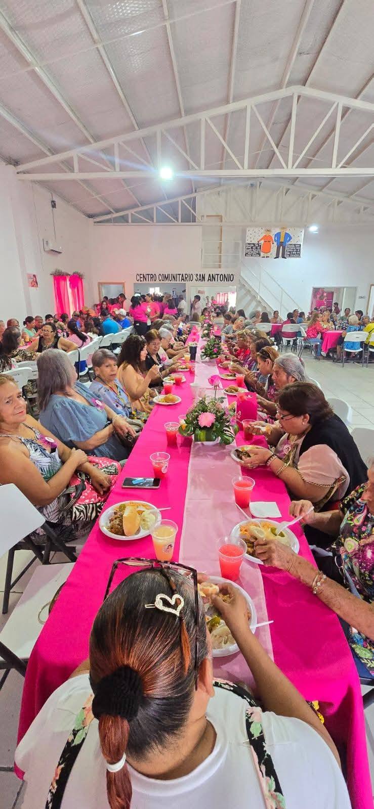 Festejan a las mamás en Centro Comunitario
