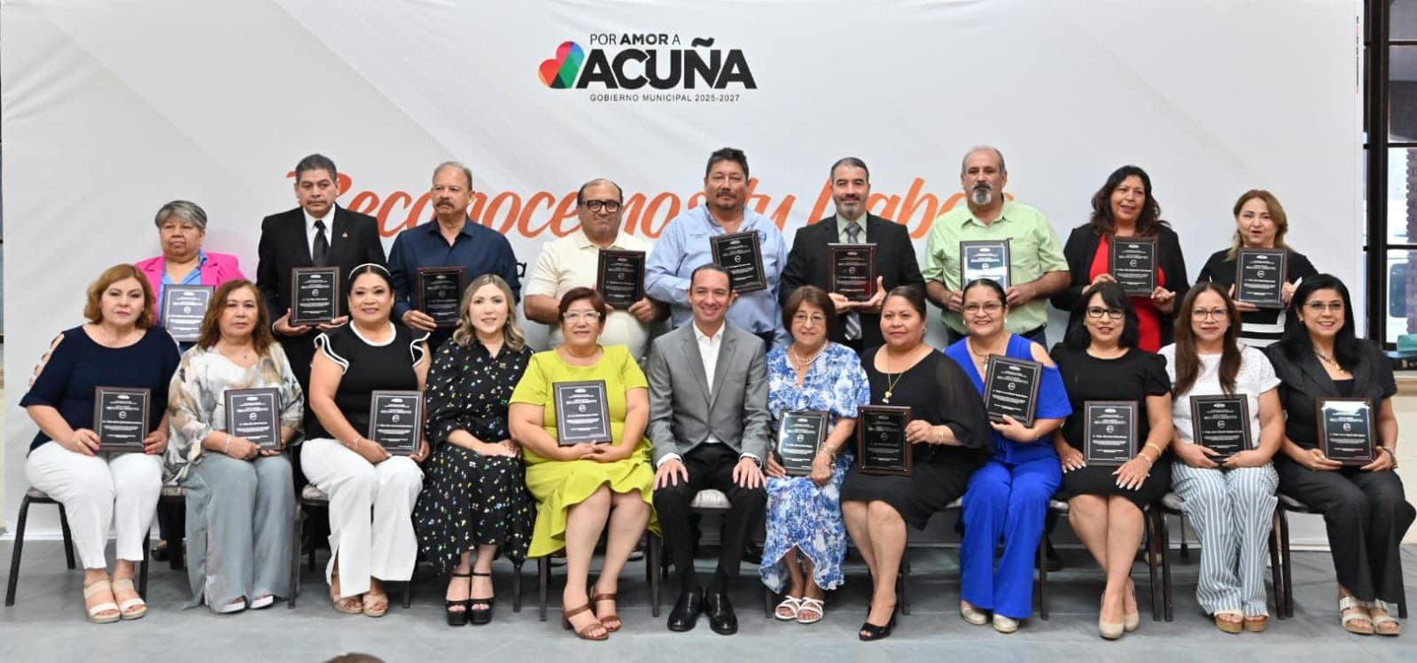 MUNICIPIO DE ACUÑA HOMENAJEA A MAESTROS CON 20 A 60 AÑOS DE VOCACIÓN Y LEGADO