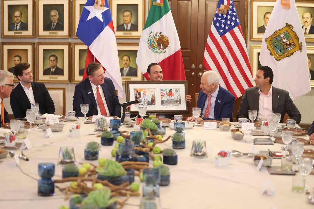 SE REÚNE MANOLO CON EMPRESARIOS DE TEXAS EN PALACIO DE GOBIERNO